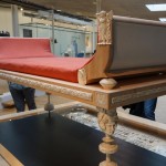 Prunkvolles Totenbett aus Knochenschnitzereien erstellt